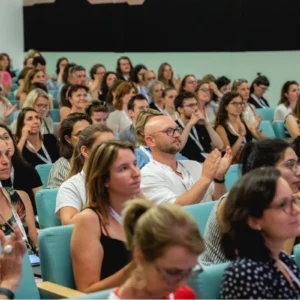 Le public des professionnels du fundraising, applaudissant un intervenant pendant le séminaire de juin de l'AFF