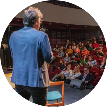 Homme sur scène dans un théâtre faisant une présentation lors de la conférence culture 2023 de l'AFF