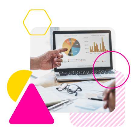 Main pointant vers un ordinateur montrant différents graphiques