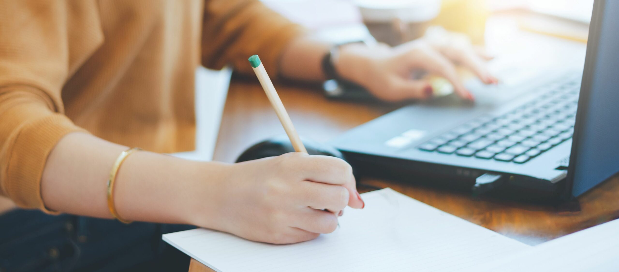 Une personne assistant à un webinaire de l'AFF