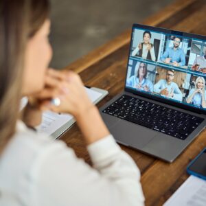 Une fundraiser assistant à un webinaire de l'AFF