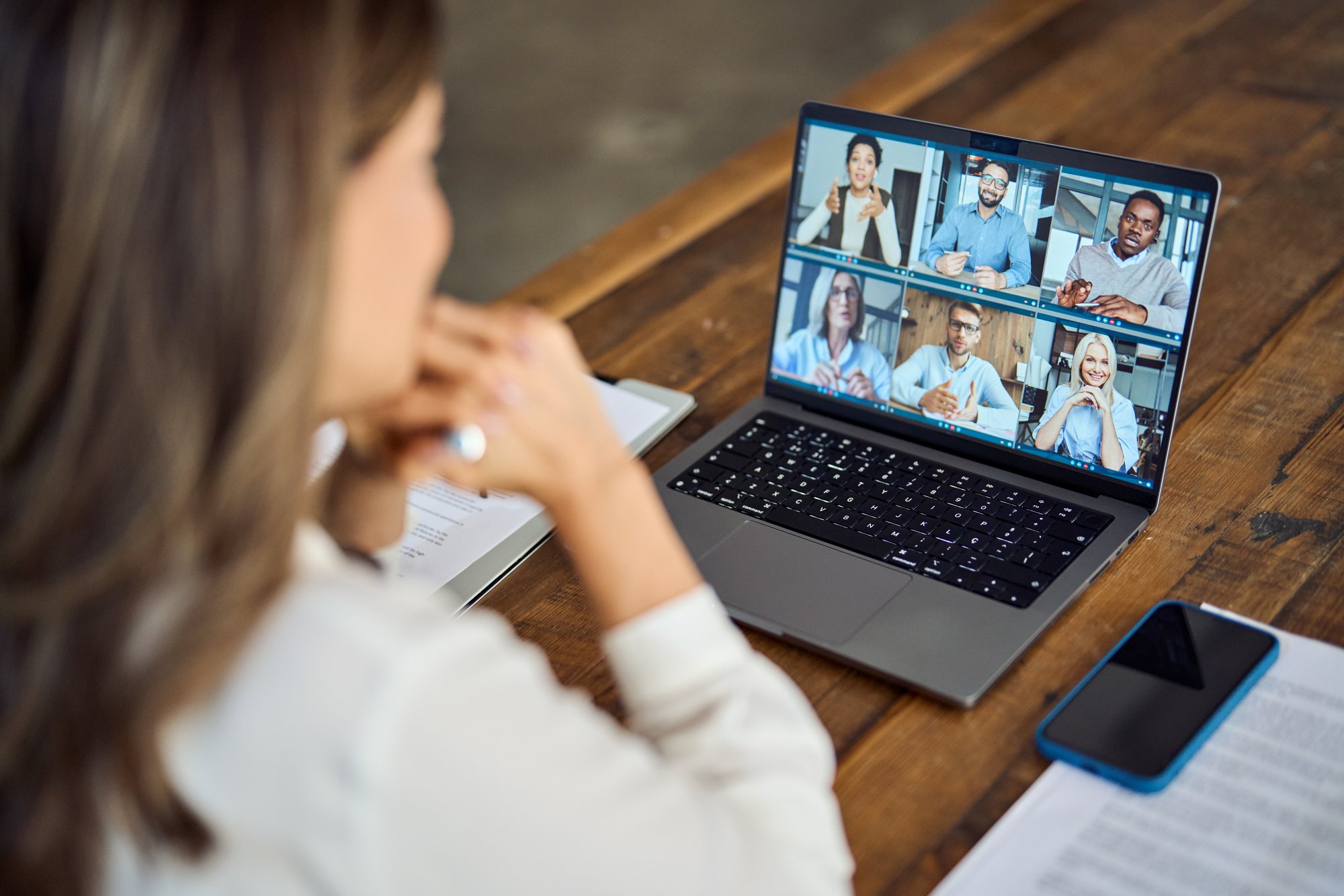 Une fundraiser assistant à un webinaire de l'AFF