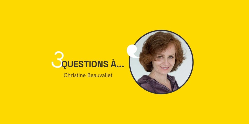 Portrait de Christine Beauvallet, formatrice à l'AFF, sur fond jaune