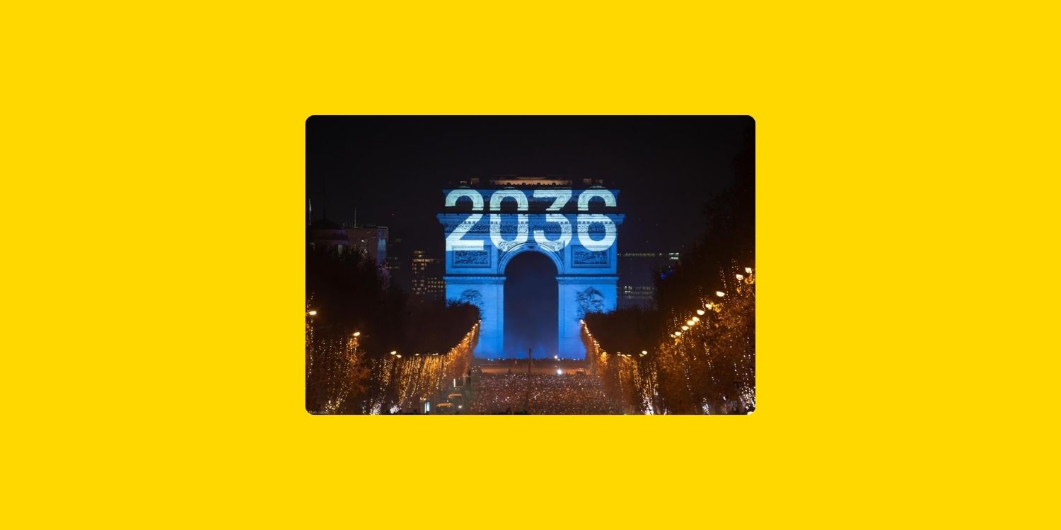 Photo de l'arc de triomphe à Paris, sur lequel est projeté l'année "2036"
