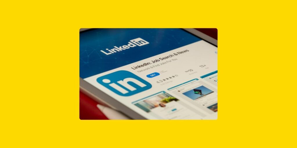 Photo d'un téléphone ouvert la page LinkedIn d'une application marketplace