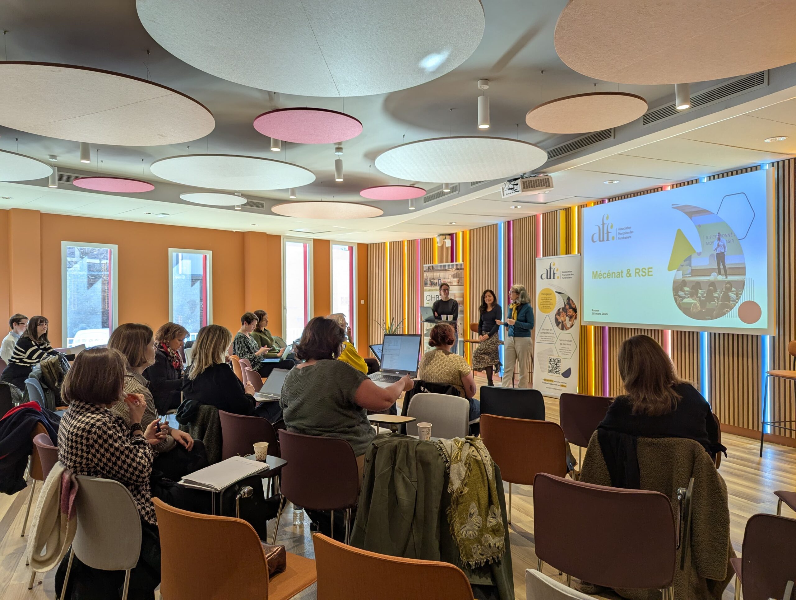 Un groupe de professionnels du fundraising participant à une session dans le cadre d'un Fundraising Tour de l'AFF