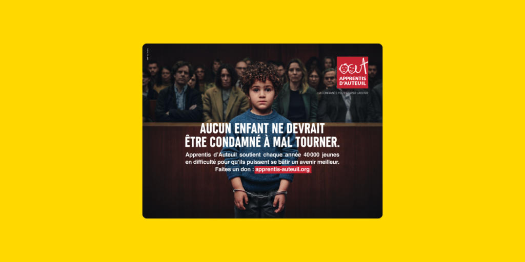Campagne des Apprentis d’Auteuil, montrant un enfant seul devant un tribunal, avec le message « Aucun enfant ne devrait être condamné à mal tourner », pour dénoncer les déterminismes sociaux et lancer un appel au don pour les jeunes en difficulté.