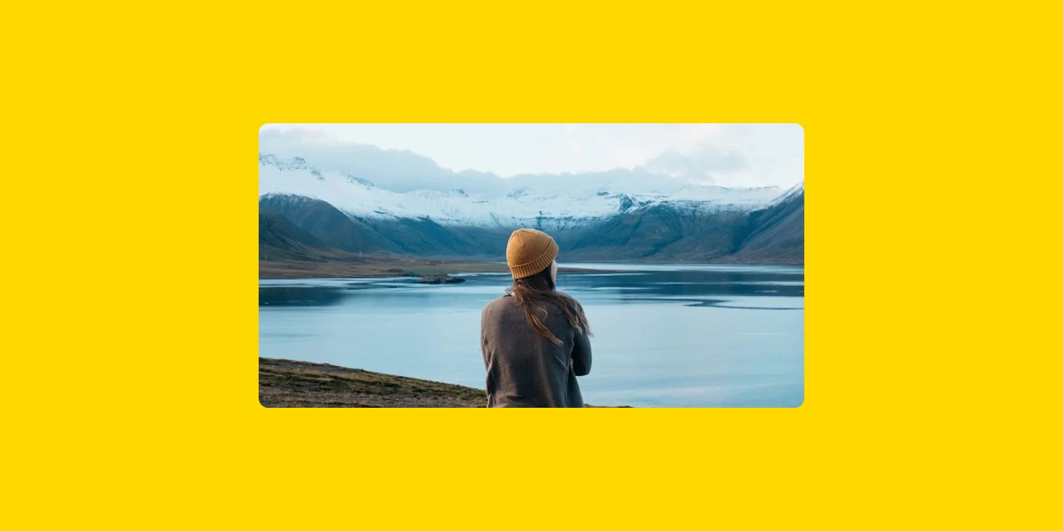 Jeune femme contemplant un paysage naturel montagneux, illustration de la nouvelle génération de philanthropes et de son engagement.
