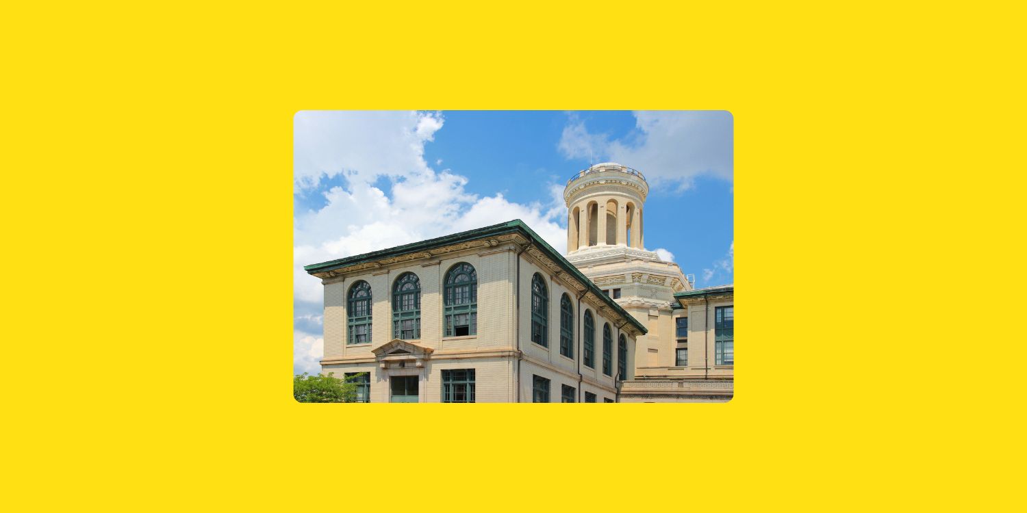 Vue extérieure d’un bâtiment de l’université Carnegie Mellon, aux États-Unis, avec ses grandes fenêtres et sa tour circulaire.