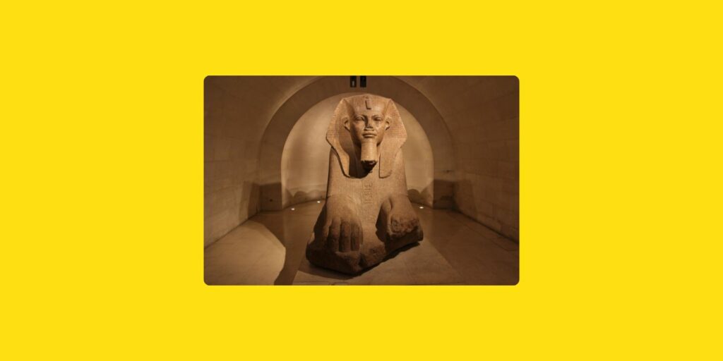Statue monumentale d’un sphinx égyptien exposée au musée du Louvre à Paris, illustration de la campagne de mécénat « Tous mécènes ! ».