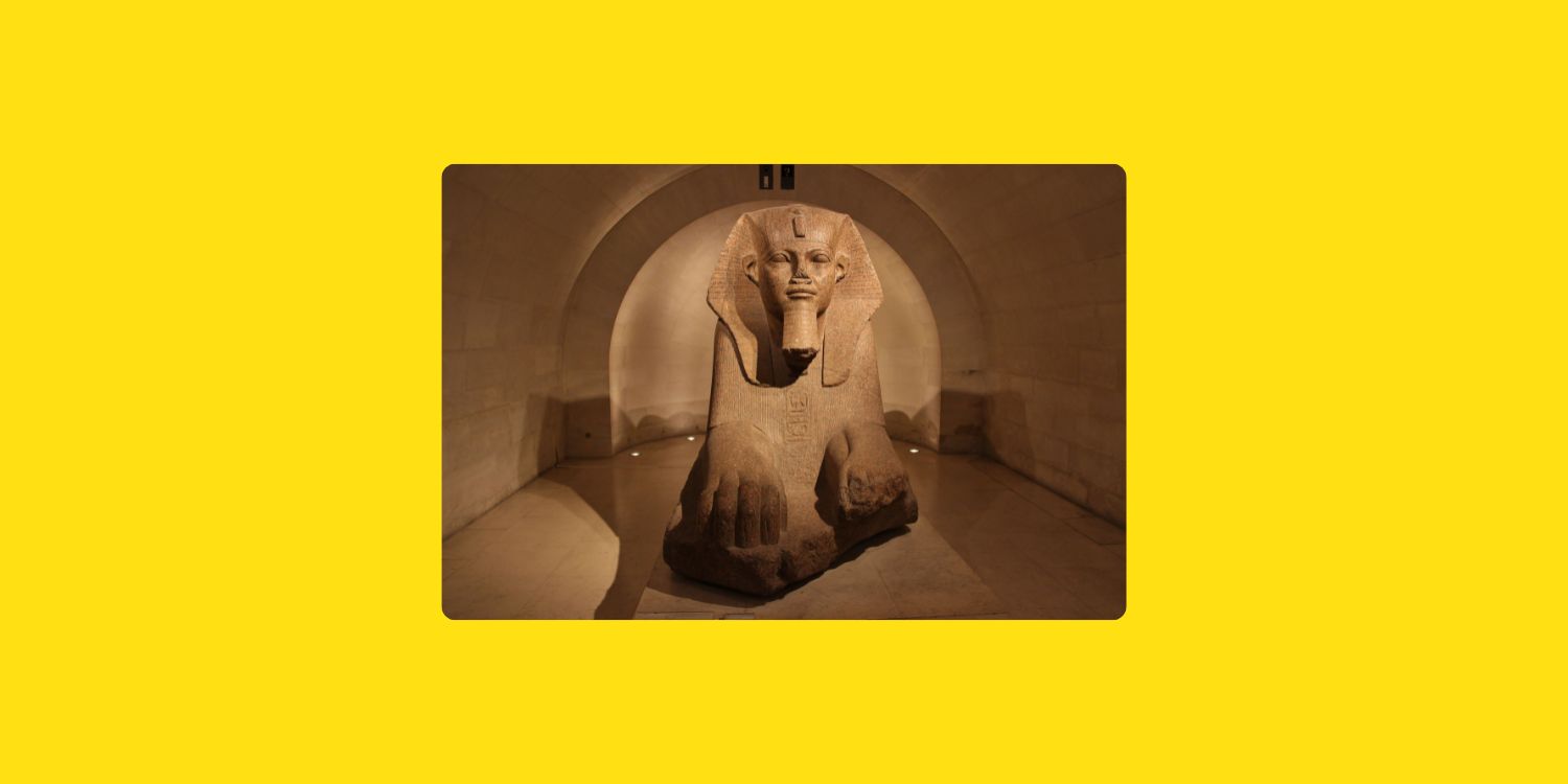 Statue monumentale d’un sphinx égyptien exposée au musée du Louvre à Paris, illustration de la campagne de mécénat « Tous mécènes ! ».